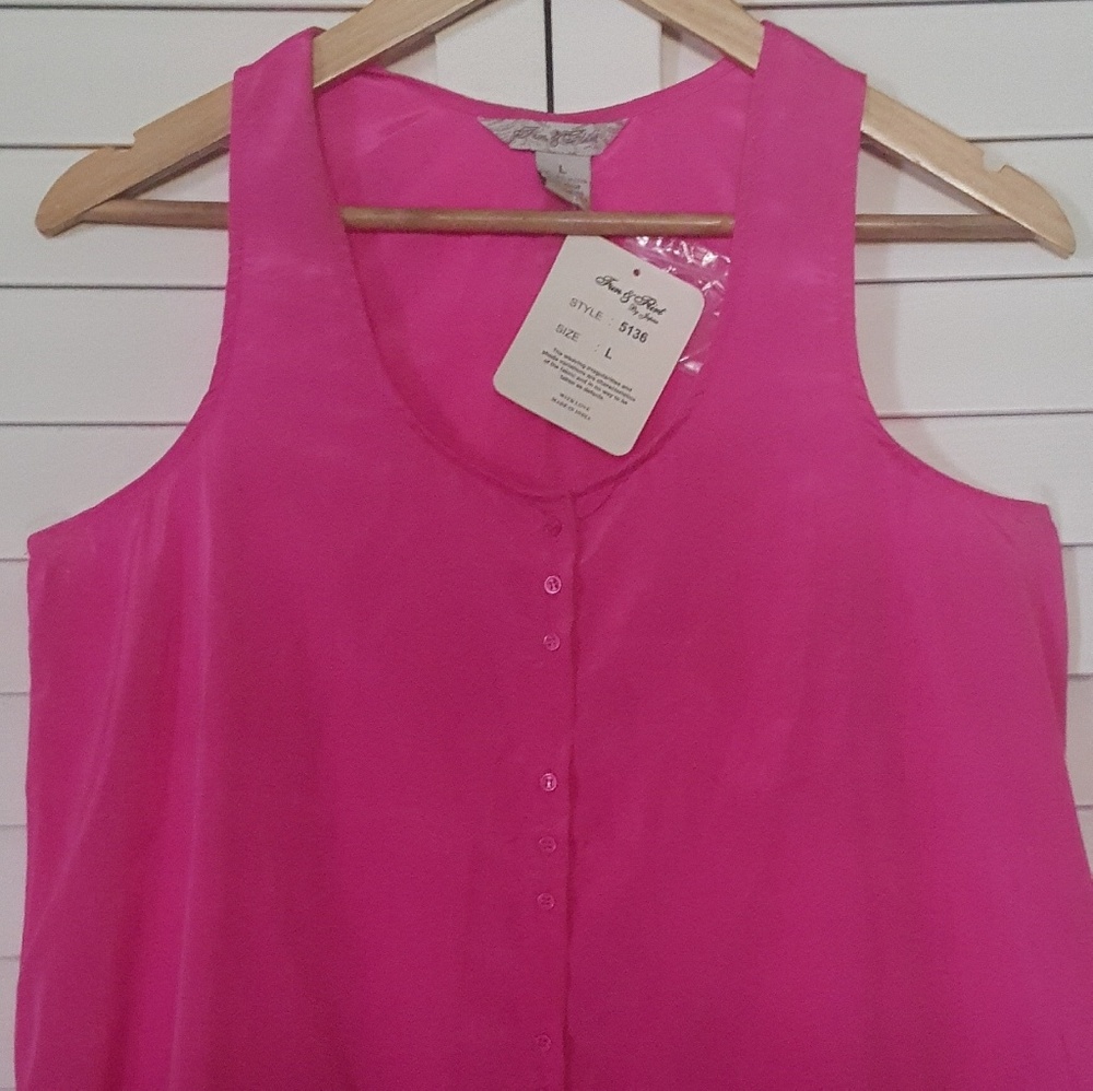💗New With Tags! Lovely Sleeveless top - Picture 2 of 7